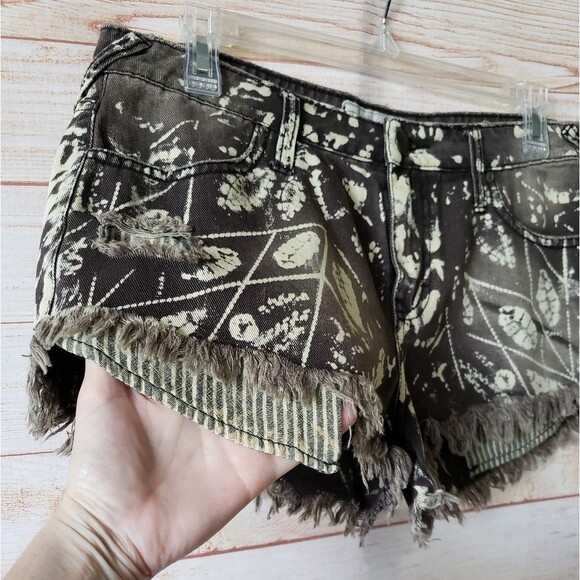 Free People Frayed Distressed Printed 5-Pocket Shorts Size 29 Daisy Dukes - Picture 2 of 9